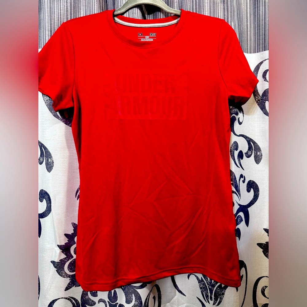 EUC Under Armour Red Short Sleeve Crew Neck Tee Size S/M